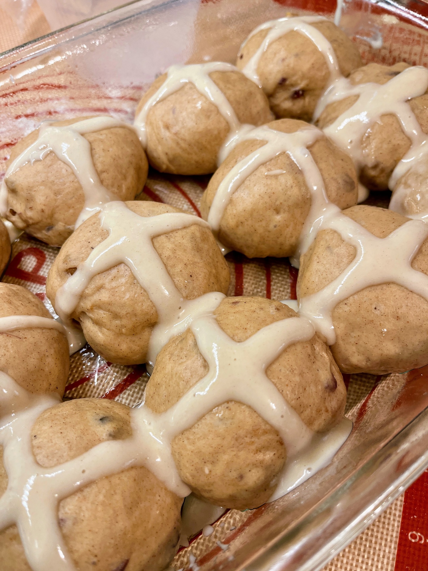Hot cross buns with flour paste crosses piped on before baking